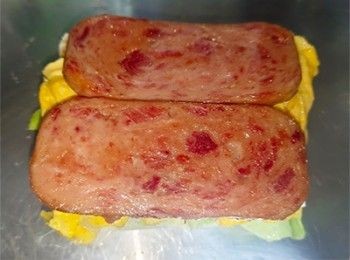 step7: 放上第二塊方包，再放上雞蛋及餐肉