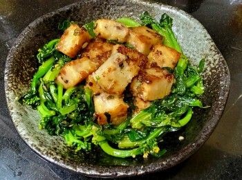 step6: 起油鑊爆香蒜頭 , 乾蔥 , 薑片放入菜心 , 贊入黃酒 , 少許鹽 , 糖兜炒 , 可加少許水 .
菜心開始軟身再放入蘿蔔糕兜炒 , 用少許生粉水埋芡 , 加少許麻油兜炒上碟 , 完成 .