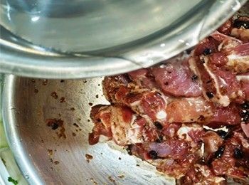 step6: 用手揉搓幾分鐘，令醬汁滲入排骨內