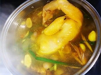 step10: 把雞放入，轉大火，待水滾起