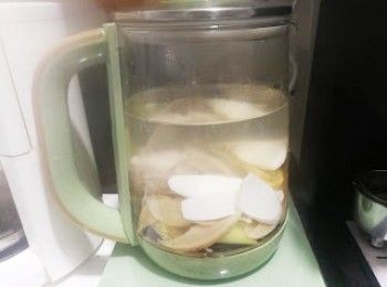 step6: 所有材料(除杞子外)放入養生壺內，加入清水