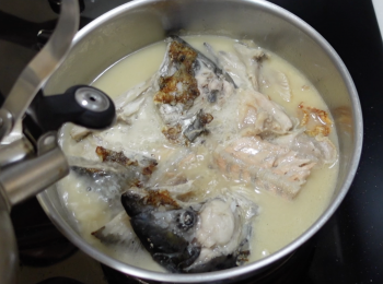 step1: 三文魚頭去除魚鰓、血線，洗乾淨三文魚頭、魚尾、魚骨，抹乾水分，煎至兩面金黃色，加大滾水，蓋蓋轉小火煮10分鐘，