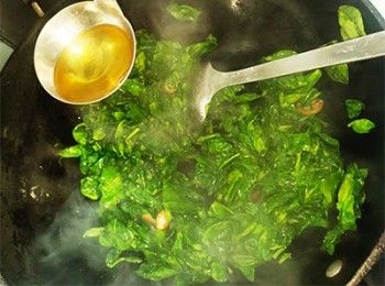 step7: 炒至軟身，加適量蒜油拌勻