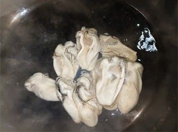step3: [生蠔處理] 煲滾水，放入生蠔，拖水10秒