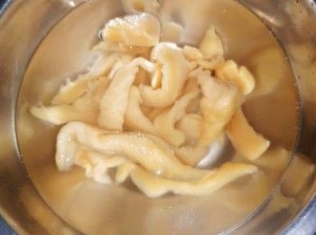 step2: 菜脯清水浸30分鐘切細條
