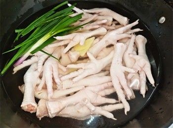 step4: <a href="https://bit.ly/3kLFTWO" target="_blank" data-keyword="雞腳" class="guide-link"><strong>雞腳</strong></a> <span style="display:inline-block;vertical-align:middle;margin-top:-3px;color:initial;border-radius:3px;padding:2px 3px;font-size:12px;line-height:14px;background:#87d300;color:#fff;">即買</span> 加薑蔥汆水