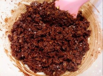 step1: <span class="group_1">朱古力脆脆</span>： 1. 將黑朱古力用熱水坐溶（亦可用微波爐加熱1.5分鐘成朱古力醬；朱古力加熱不可超過50°，否則會變質而失去光澤） 2. 加入牛油（牛油先用熱水坐溶／用微波爐加熱至溶化成牛油溶液），拌勻，放涼 3. 加入薄脆片／無糖粟米片（必需待朱古力溶液完全放涼才可加入，否則會影響<span class="group_1">朱古力脆脆</span>的鬆脆口感），攪拌至完全混合