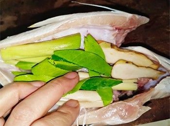step7: 魚肚塞入適量香茅、南薑、青檸葉