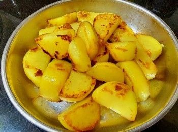 step12: 薯仔切件煎至金黃色備用