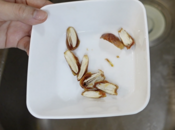 step2: 椰棗用水洗乾淨，浸泡10分鐘，去核，剪小塊；桂圓用水洗乾淨備用