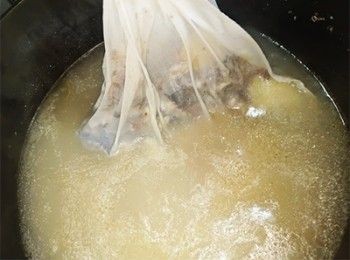 step9: 石崇轉入魚袋內，放回湯中