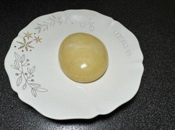 step1: 章魚卵表面沖洗一次，刺穿外膜，用凍飲用水沖洗，瀝乾水份，分成一份份備用。