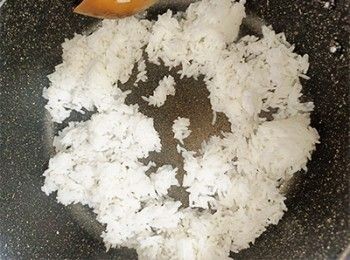 step3: 起油鑊，加入白飯打散
