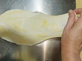 step11: 一隻手拉開麵皮