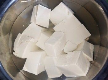 step2: 豆腐切件放入鹽水中