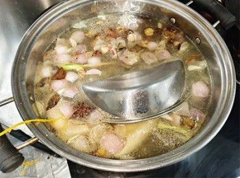 step9: 加入比較大的容器蓋面，冚蓋熄火焗40分鐘