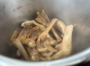 step2: 加入鵝掌略炒，加入鮑汁、生抽、老抽、蠔油和冰糖，鵝掌上色後，加入熱雞湯