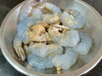 step4: 急凍虎蝦用少許雞粉 , 胡椒粉 ,  赤米蝦粉醃 15 分鐘 .