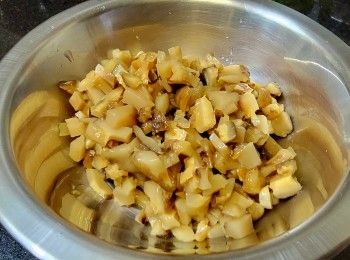 step7: 冬菇切粒備用 .