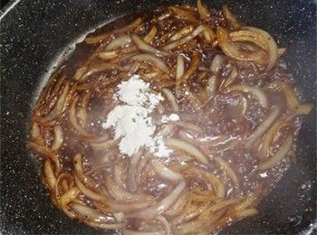 step9: 加入面粉收汁