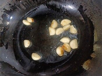 step5: 蒜油起鑊，中火爆香蒜頭