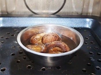 step1: 冬菇浸軟，加薑蔥水蒸15分鐘
