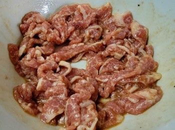 step8: 再放入豬頸肉醃 10 分鐘 .