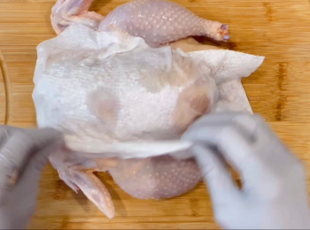 step2: 鯨乾水份，用廚房紙印乾表面和雞內。