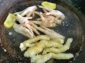 step11: 鳳爪, 花膠用薑片, 黃酒凍水放入出水