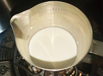 step4: 水牛奶加入糖加熱