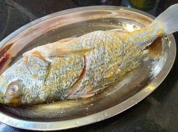 step6: 鱸魚清洗後 , 在魚身切幾刀 , 將味噌塗抹在魚身上醃 15 分鐘 .