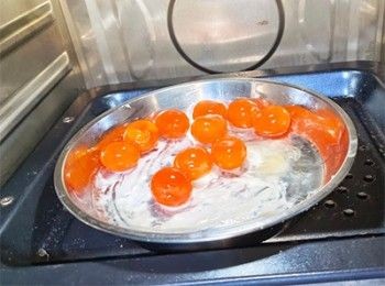 step6: [蜂巢皮做法] 咸蛋黃180℃焗10分鐘