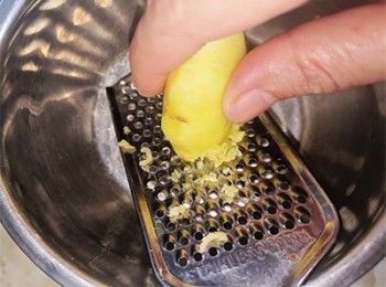 step1: 小黃薑去皮，刨成蓉
