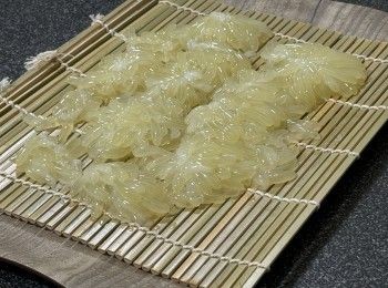 step2: 壽司飯面放上少少芥末，章魚卵放在壽司飯上，點上自己喜歡的醬汁，或將章魚卵先點上醬汁，再放在壽司飯上，紫菜隨自己喜歡添加。