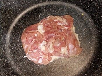 step3: 燒熱鑊，雞皮向下(不用下油)