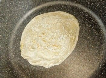 step18: 平底鑊加少許油，慢火煎香至熟透