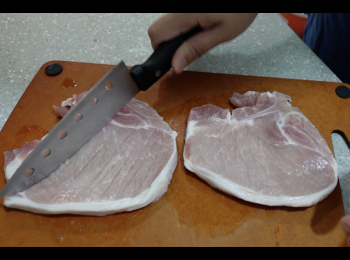 step1: 先將豬扒用刀背揼鬆,用廚紙印乾