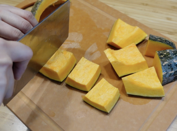 step2: 南瓜瓤放煲湯袋，刷洗乾淨南瓜皮，連南瓜肉切塊