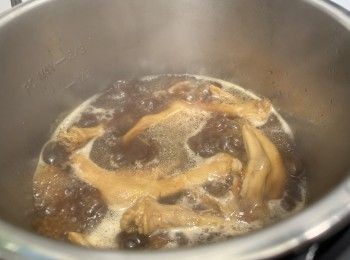 step3: 加入熱水，水份能蓋過鵝掌即可，高壓10分鐘，早上或中午處理，完成10分鐘排氣拔電源，留待晚上收汁，如果加入罐頭鮑汁鮑魚，加熱鮑魚時加入鵝掌同炒，即完成。