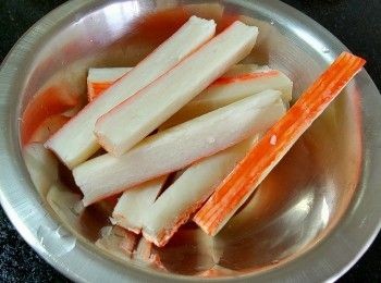 step2: 蟹柳, 切成幼條