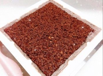 step10: 蓋上保鮮紙，放進冰格冷凍至少5小時至硬身，脫模，即可