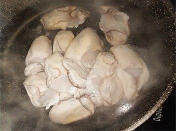 step3: 煲滾水，熄火加入生蠔燙15秒