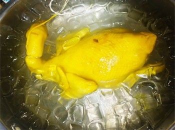 step12: 把雞放入冰水中，浸泡25分鐘