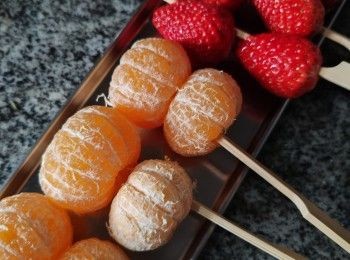 step1: 先將桔仔去皮，洗淨草莓印乾水份分別用竹籤拮成兩粒水果一串備用