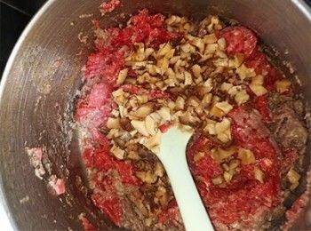 step4: 起油鑊，加入牛肉及冬菇