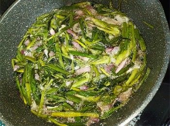 step4: 轉中火，慢慢炸至材料香味滲出