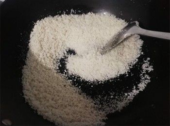 step1: 起鑊溶掉牛油，加入粗鹽及五香粉，拌勻炒香