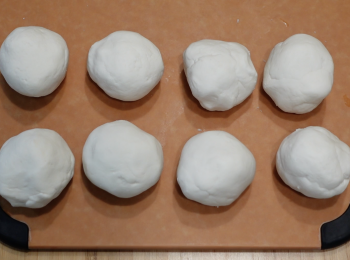 step3: 中筋麵粉需要燙麵，加糖，等中筋麵粉稍涼後，再加糯米粉，先加三分一至一半的水，不夠再加，加油，揉成團，平均分8份