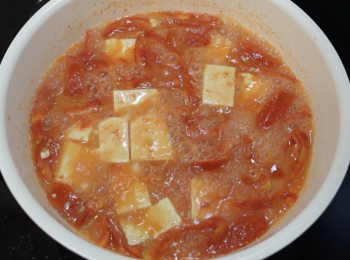 step4: 加入豆腐後，小火煮滾，加少許鹽調味即可