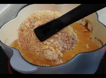 step5: 油加熱至170-180度,加入豬扒,一面炸至白色時反轉炸另一面至豬扒開始傾斜浮上即可